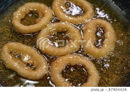 揚げてるオニオンリング 87904426