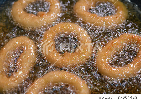 揚げてるオニオンリング 87904428