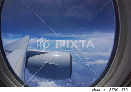 機内から見た 飛行機の羽根と空 機内から見た 飛行機の羽根と空 87904436