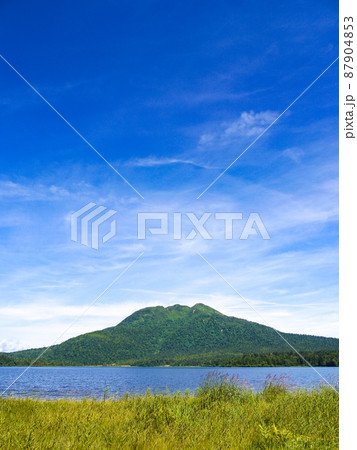 尾瀬国立公園・尾瀬沼より眺める燧ヶ岳 尾瀬国立公園・尾瀬沼より眺める燧ヶ岳 87904853