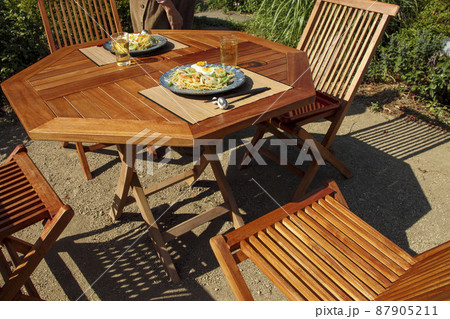 屋外で食べる「かた焼きそば」 87905211