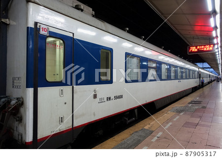 中国の鉄道 客車列車 広州東発北京西行 特快T98 広州東駅 中国の鉄道 客車列車 広州東発北京西行 特快T98 広州東駅 87905317