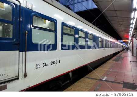 中国の鉄道 客車列車 広州東発北京西行 特快T98 広州東駅 87905318