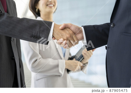 ビジネスシーン　握手 87905475