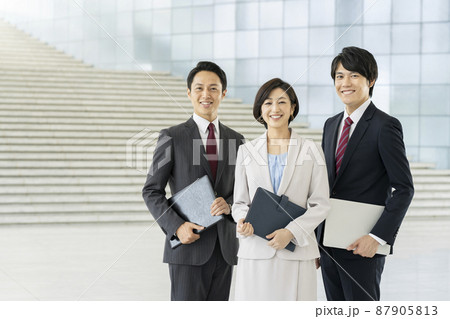ビジネスイメージ 　30代のビジネスパーソン　チーム　 ポートレート  87905813