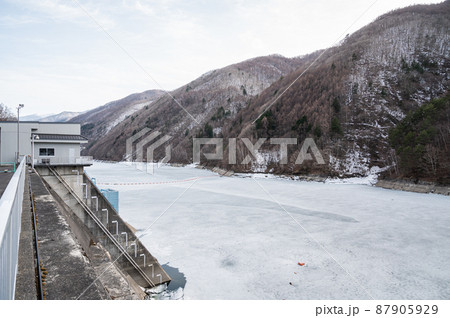 氷が厚い春の奈良井ダム 87905929