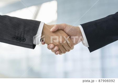 握手 ビジネスシーン イメージ 握手 ビジネスシーン イメージ 87906092