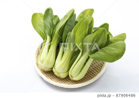 ザルに乗せたチンゲン菜_白バック 87906486