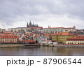 チェコ共和国　首都プラハのカレル橋から望むプラハ城 87906544