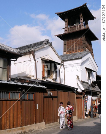 埼玉県川越市 「時の鐘」と着物姿の女性 埼玉県川越市 「時の鐘」と着物姿の女性 87907254