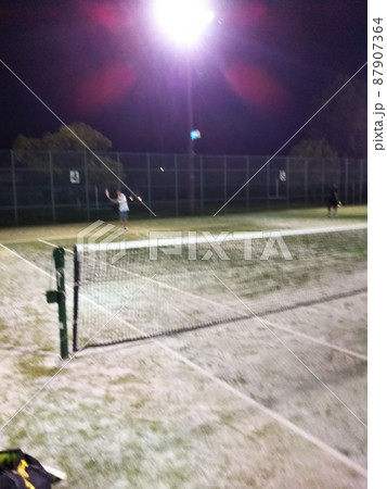 夏のテニスコート 87907364