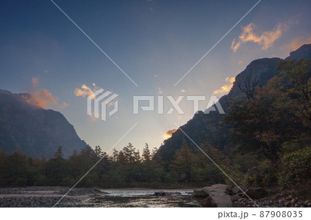 晩秋の上高地風景-39-早朝の梓川と東方の朝焼けの景の写真素材 [87908035] - PIXTA