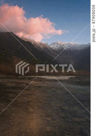 晩秋の上高地風景-40-早朝の冠雪の穂高連峰と岳沢 87908036