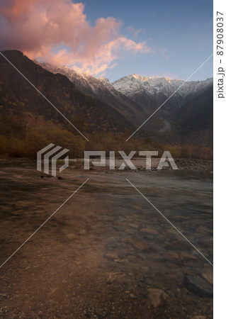 晩秋の上高地風景-41-早朝の冠雪の穂高連峰と岳沢 87908037