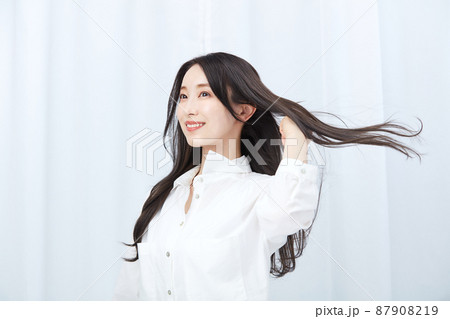 髪をなびかせる女性 髪をなびかせる女性 87908219