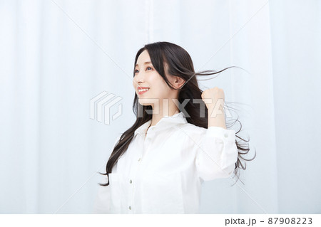 髪をなびかせる女性 髪をなびかせる女性 87908223