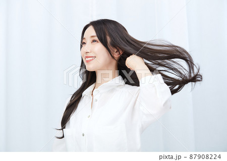 髪をなびかせる女性 髪をなびかせる女性 87908224