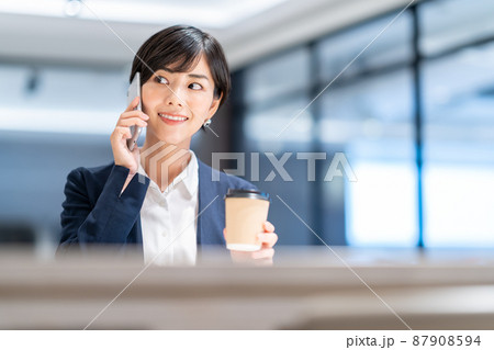 カフェのカウンターで通話をする若い女性 撮影協力:WEEK芝大門(サンフロンティア不動産) カフェのカウンターで通話をする若い女性 撮影協力:WEEK芝大門(サンフロンティア不動産) 87908594