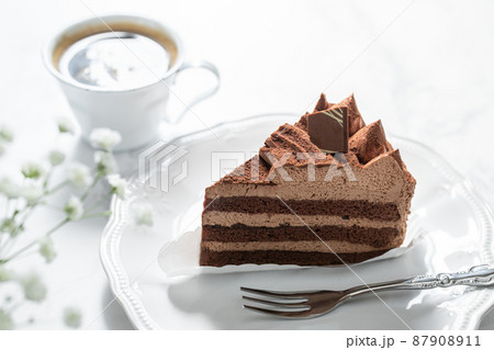 チョコレートケーキとコーヒー 白背景素材 チョコレートケーキとコーヒー 白背景素材 87908911