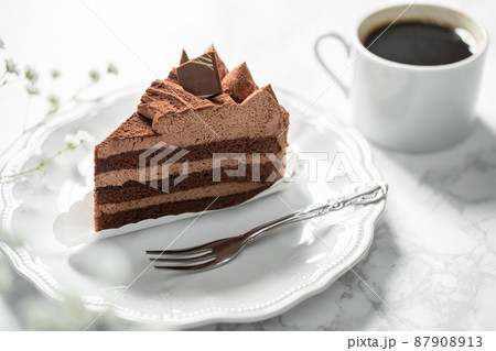 チョコレートケーキとコーヒー　白背景素材 87908913