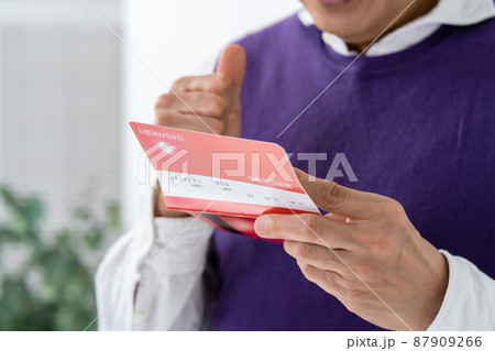 通帳を持つ男性　手元 87909266