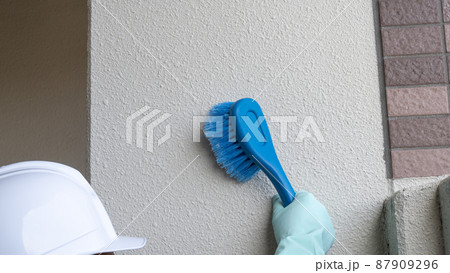 ブラシで外壁を掃除・下地処理｜リフォーム・塗装業者イメージ 87909296