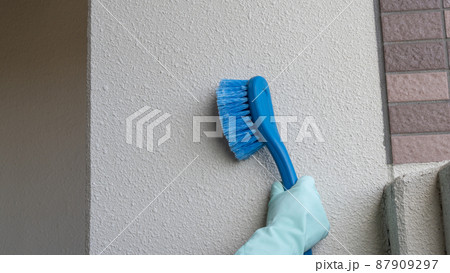 ブラシで外壁を掃除・下地処理｜リフォーム・塗装業者イメージ 87909297