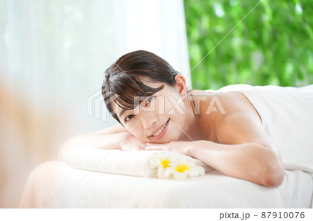 エステ リゾート 南国 微笑む女性 エステ リゾート 南国 微笑む女性 87910076