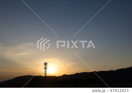 夕焼けに鉄塔 87912023
