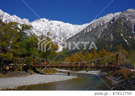 絶景！秋の上高地【河童橋と白銀の穂高連峰】 87912750