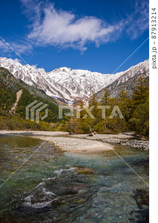 秋の上高地【河童橋周辺から望む白銀の穂高連峰】 秋の上高地【河童橋周辺から望む白銀の穂高連峰】 87913214