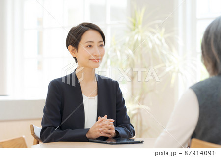 相談　対面　接客　スーツ　女性 87914091