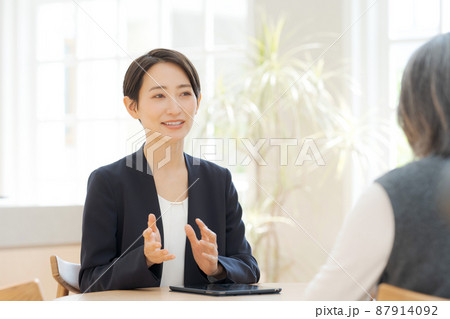 相談 対面 接客 スーツ 女性 相談 対面 接客 スーツ 女性 87914092