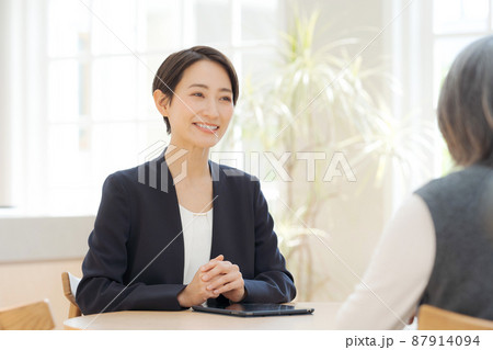 相談 対面 接客 スーツ 女性 相談 対面 接客 スーツ 女性 87914094