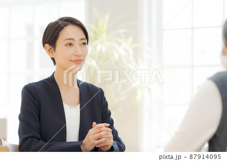 相談 対面 接客 スーツ 女性 相談 対面 接客 スーツ 女性 87914095