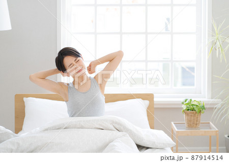 朝の目覚め　女性　30代 87914514