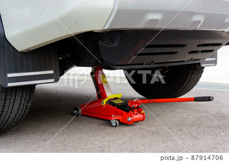 自動車のジャッキアップ 自動車のジャッキアップ 87914706