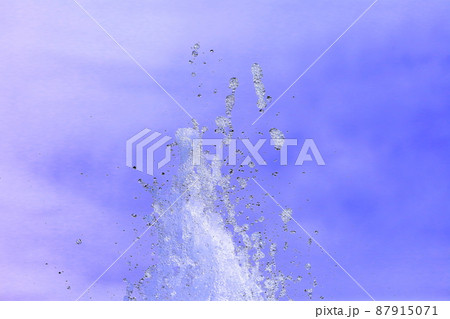 噴水の水しぶき 87915071