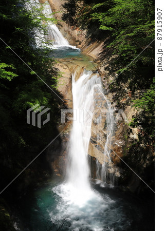 西沢渓谷の七ツ釜五段の滝 87915907