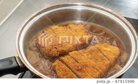 【調理シーン】カツ丼・豚かつを玉ネギと調味料で煮る 【調理シーン】カツ丼・豚かつを玉ネギと調味料で煮る 87915996