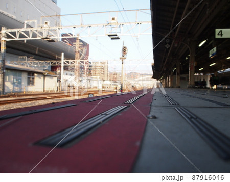 鉄道駅設備、ローアングル、JR西日本、駅の景色、鉄道ファン、京都駅、旅行、蔓延防止解除 87916046