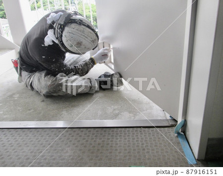 現場作業員、マンション大規模修繕足場工事、居住者から見た大規模修繕足場工事、安全第一、梅雨時には危険 現場作業員、マンション大規模修繕足場工事、居住者から見た大規模修繕足場工事、安全第一、梅雨時には危険 87916151