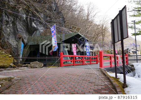 春先の龍泉洞 87916315