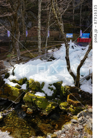 春先の龍泉洞 87916335