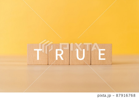 「TRUE」と書かれた積み木 「TRUE」と書かれた積み木 87916768
