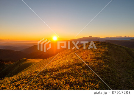 信州ビーナスライン・三峰山の夜明け 87917203