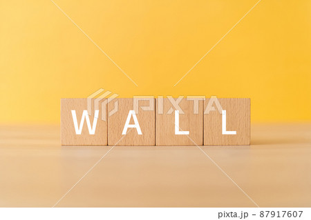 「WALL」と書かれた積み木 「WALL」と書かれた積み木 87917607