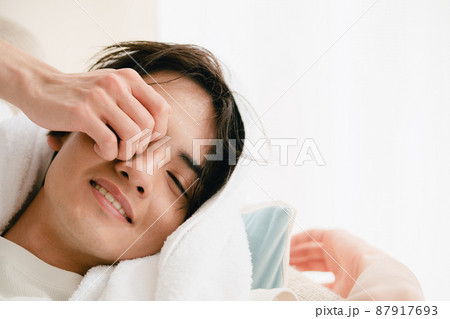 濡れた髪をタオルで乾かす若い男性 濡れた髪をタオルで乾かす若い男性 87917693