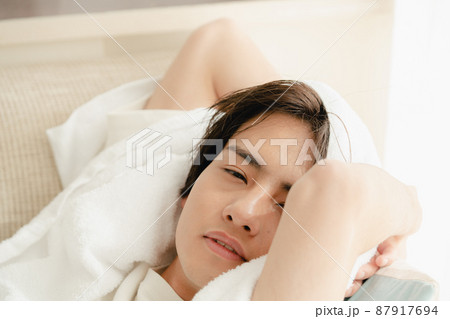 濡れた髪をタオルで乾かす若い男性 濡れた髪をタオルで乾かす若い男性 87917694