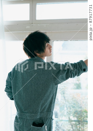 窓枠を修理する若い男性 87917731